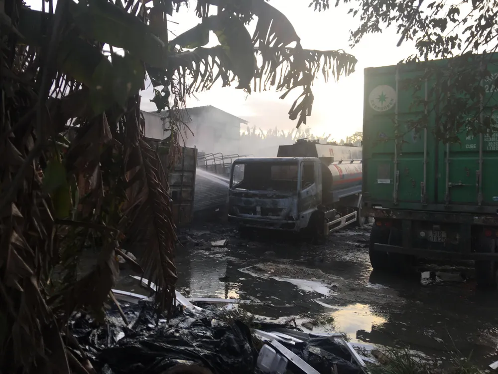 Cháy bãi xe ở quận 9 khiến nhiều xe bị thiêu rụi  ảnh 4