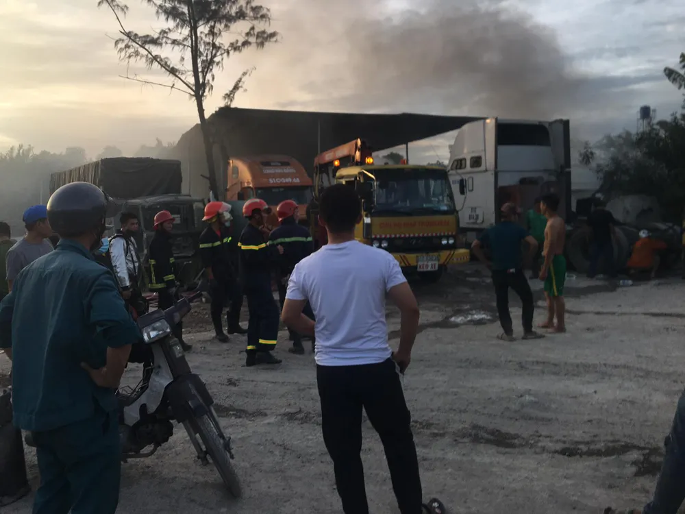 Cháy bãi xe ở quận 9 khiến nhiều xe bị thiêu rụi  ảnh 3