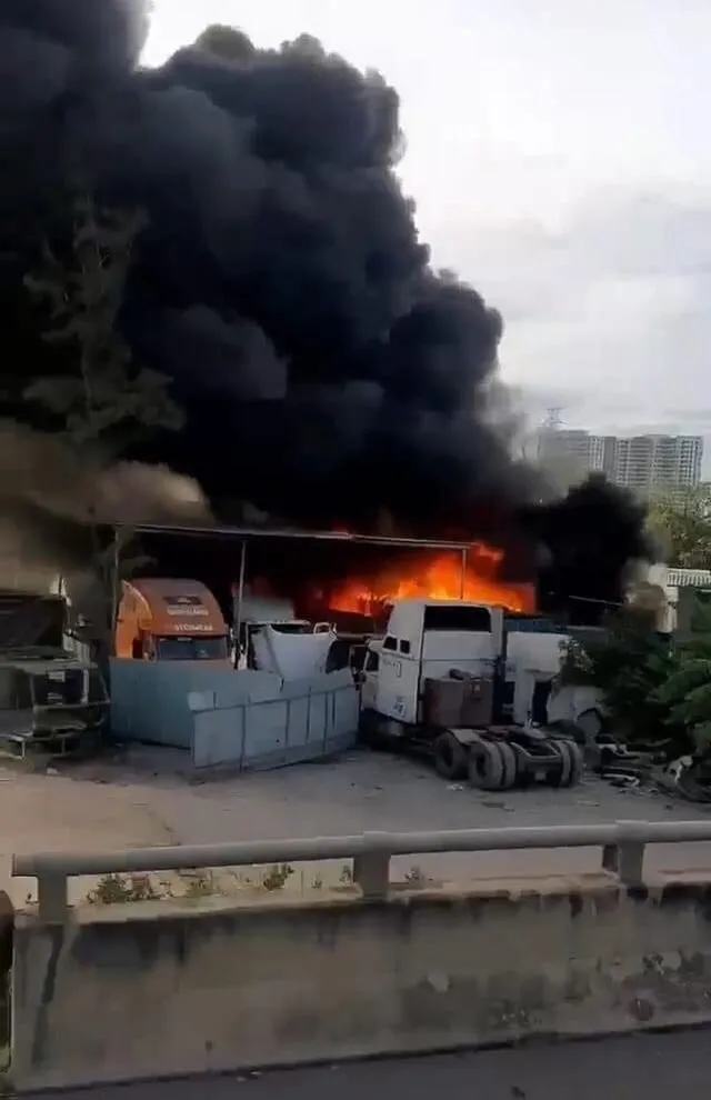 Cháy bãi xe ở quận 9 khiến nhiều xe bị thiêu rụi  ảnh 1