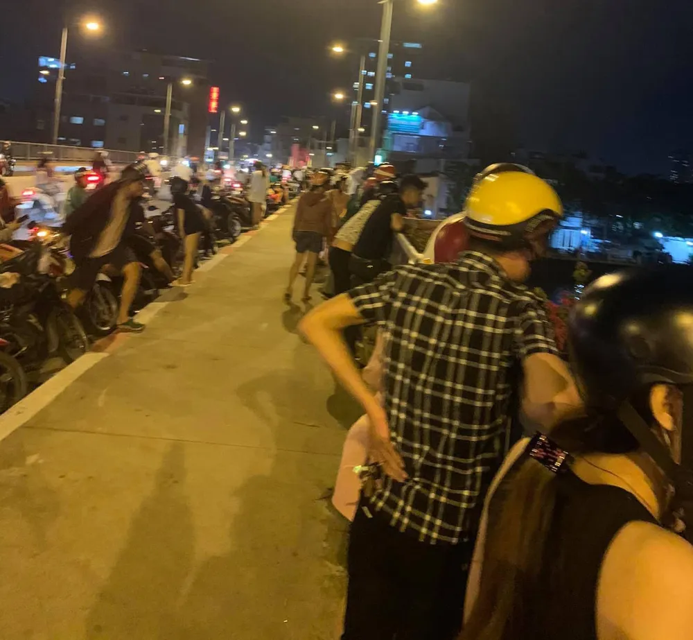 Lặn xuyên đêm tìm 2 nạn nhân nghi nhảy cầu tự tử ở quận Bình Thạnh ảnh 2