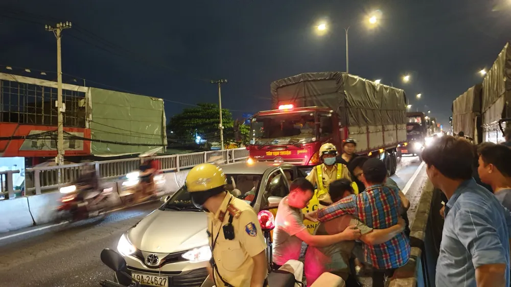 Va chạm liên hoàn 5 xe tải, 1 xe đầu kéo, 1 xe bán tải, 1 xe 7 chỗ ở quận 12 ảnh 4