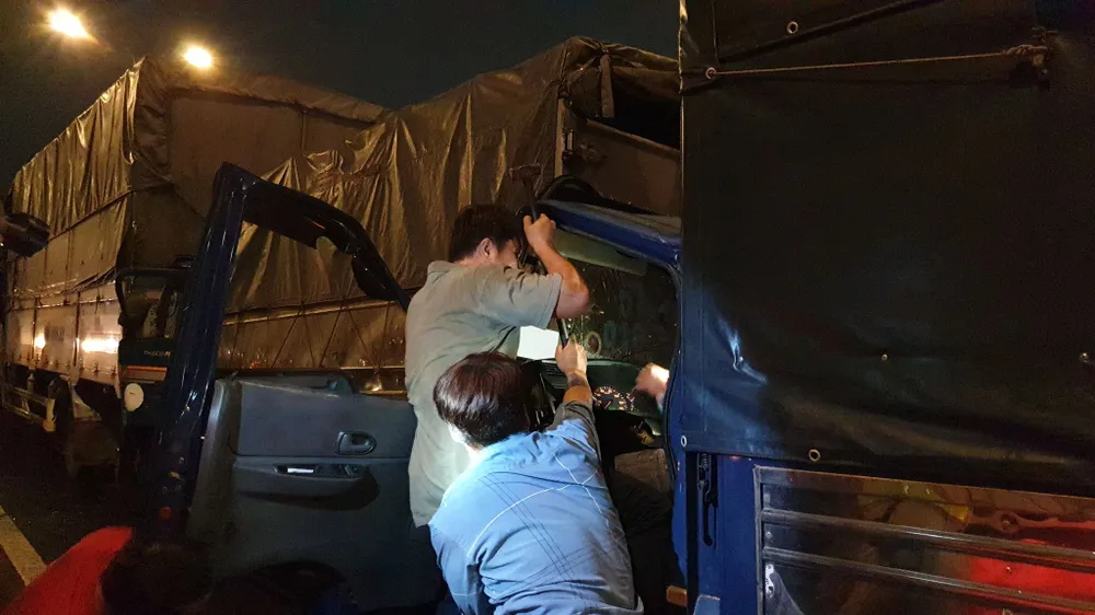 Va chạm liên hoàn 5 xe tải, 1 xe đầu kéo, 1 xe bán tải, 1 xe 7 chỗ ở quận 12 ảnh 3