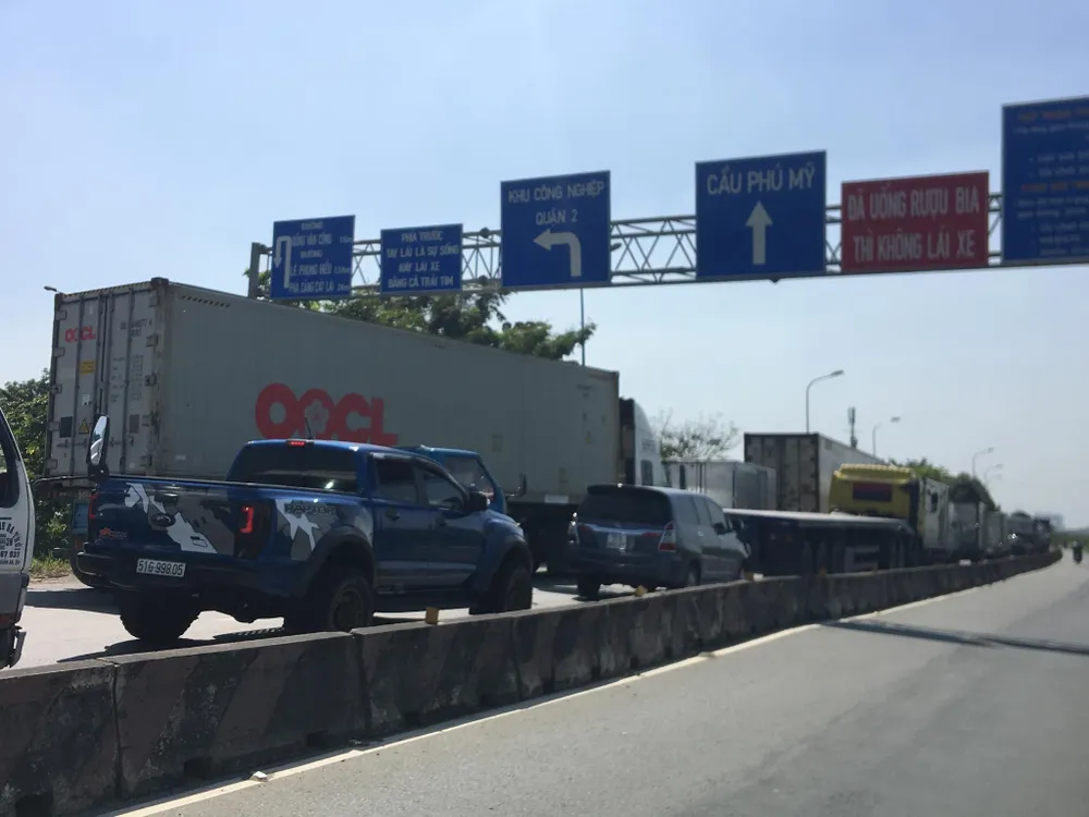 Xe container cháy trên cầu Phú Mỹ, giao thông ùn ứ kéo dài ảnh 6