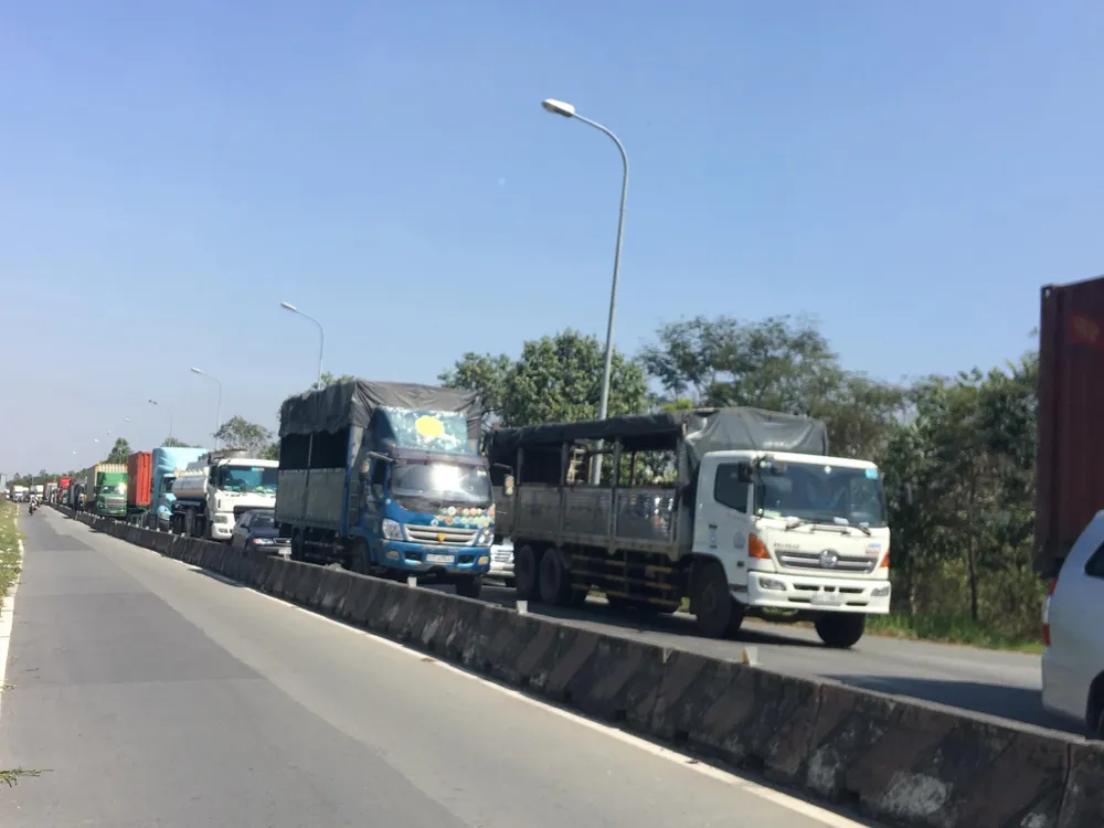 Xe container cháy trên cầu Phú Mỹ, giao thông ùn ứ kéo dài ảnh 5