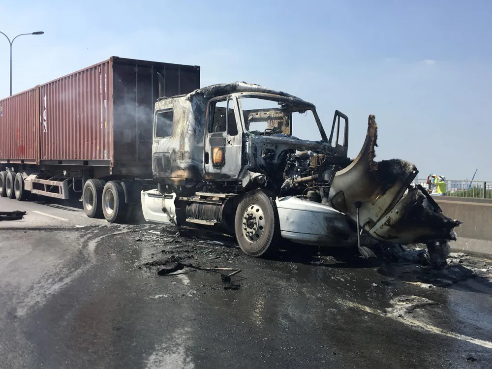 Xe container cháy trên cầu Phú Mỹ, giao thông ùn ứ kéo dài ảnh 2