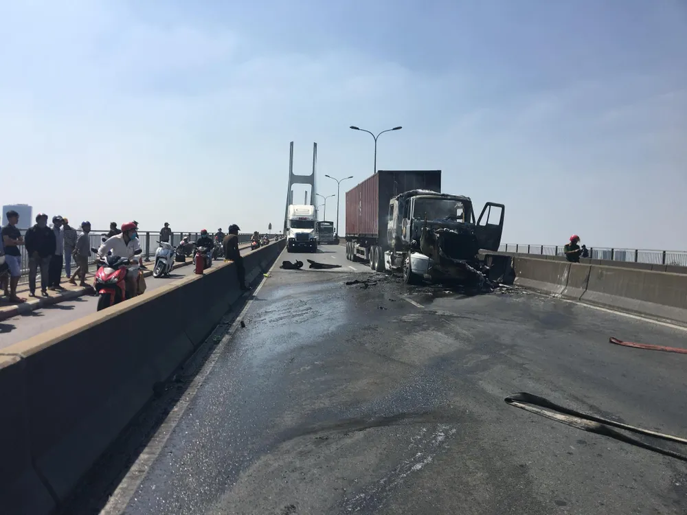 Xe container cháy trên cầu Phú Mỹ, giao thông ùn ứ kéo dài ảnh 3