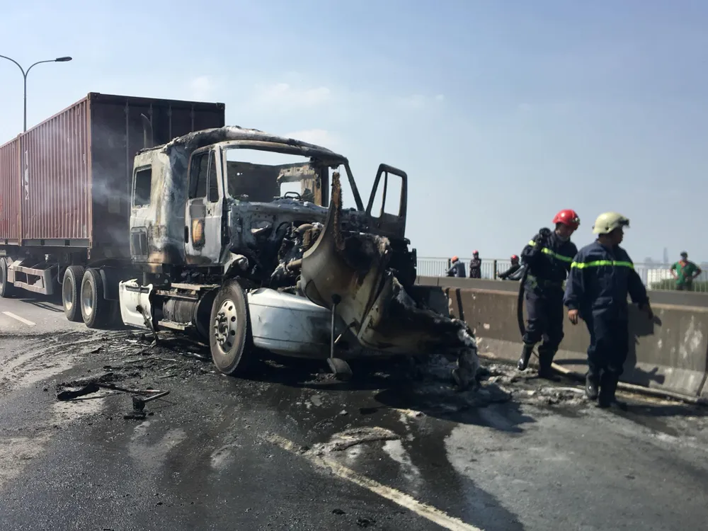 Xe container cháy trên cầu Phú Mỹ, giao thông ùn ứ kéo dài ảnh 1