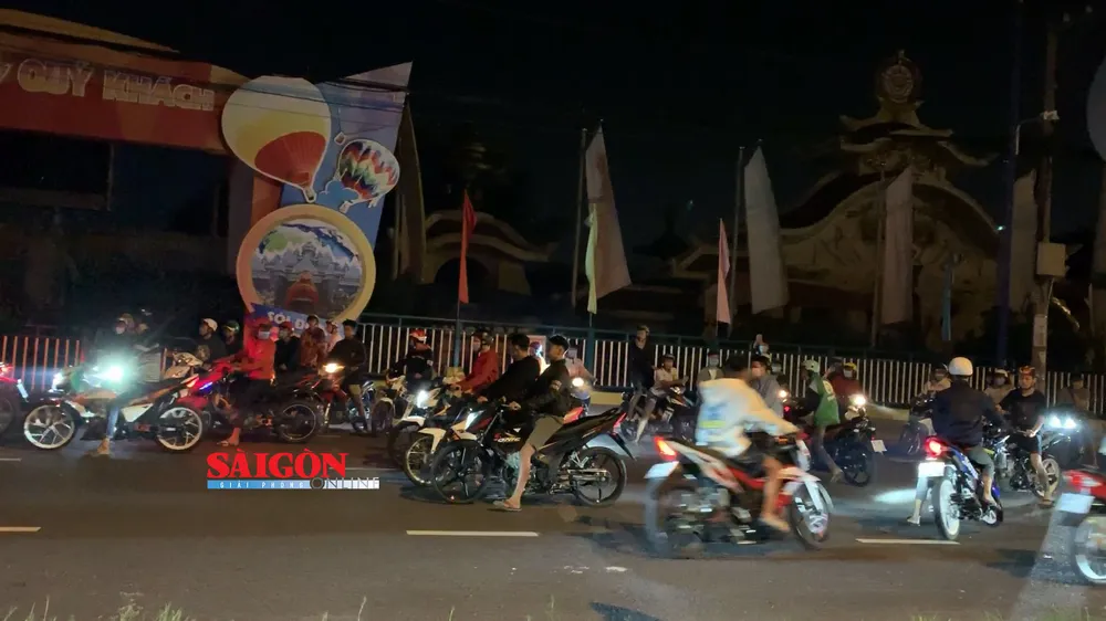 Hàng trăm “quái xế” tiếp tục đua xe gây náo loạn huyện Bình Chánh ảnh 5