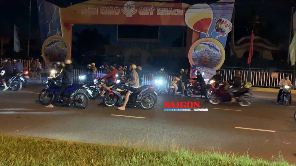 Hàng trăm “quái xế” tụ tập đua xe gây náo loạn ở khu vực Suối Tiên, quận 9 ảnh 2