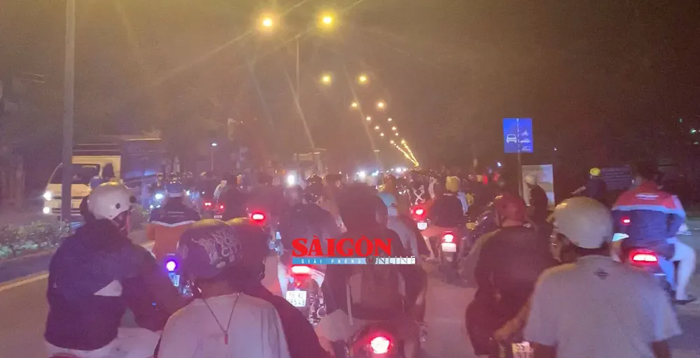 Hàng trăm “quái xế” tiếp tục đua xe gây náo loạn huyện Bình Chánh ảnh 4