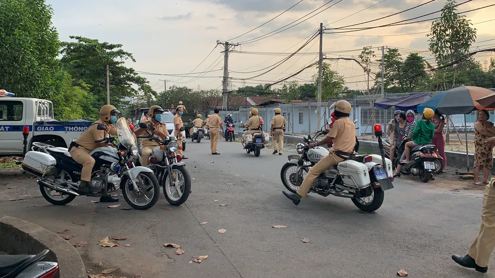 Hàng trăm “quái xế” bị lực lượng vây bắt ở quận Thủ Đức ảnh 1