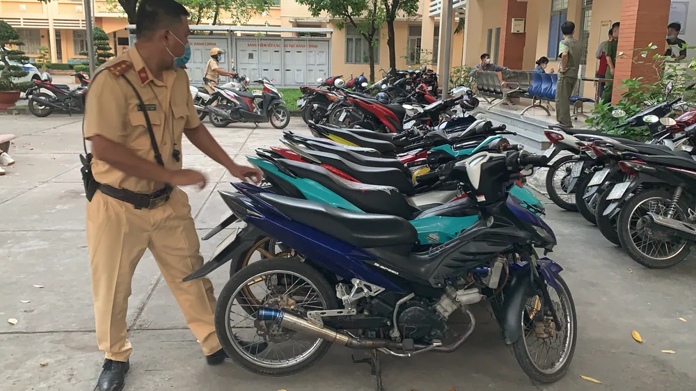 Hàng trăm “quái xế” bị lực lượng vây bắt ở quận Thủ Đức ảnh 2