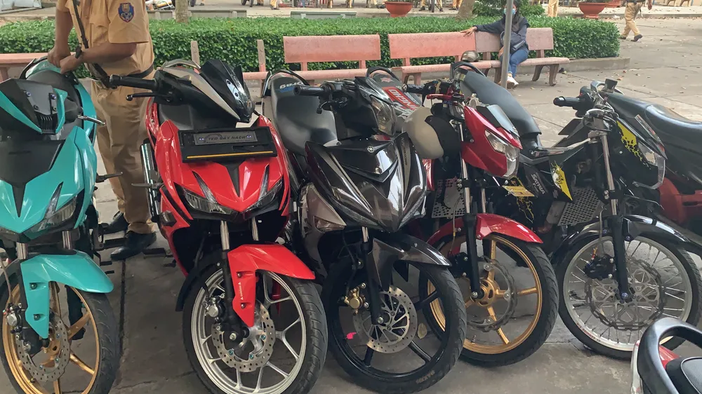 Vụ hàng trăm “quái xế” bị công an vây bắt ở quận Thủ Đức: Tạm giữ 2 đối tượng ảnh 2