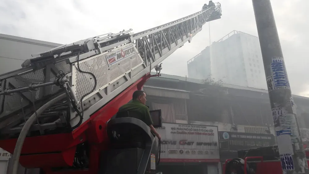 Giải cứu 2 người mắc kẹt trong vụ cháy căn hộ chung cư cũ tại quận 1 ảnh 5