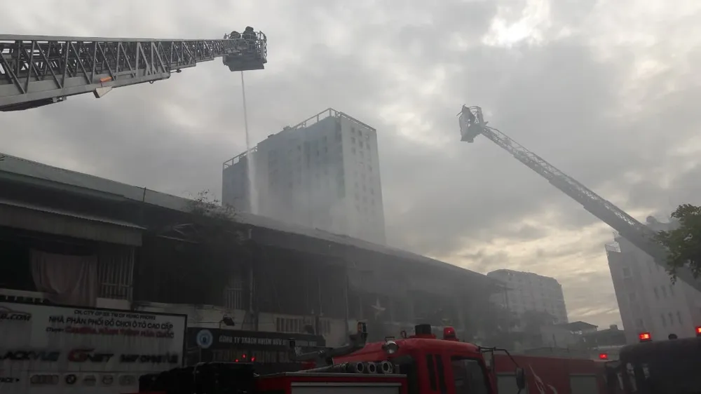 Giải cứu 2 người mắc kẹt trong vụ cháy căn hộ chung cư cũ tại quận 1 ảnh 3