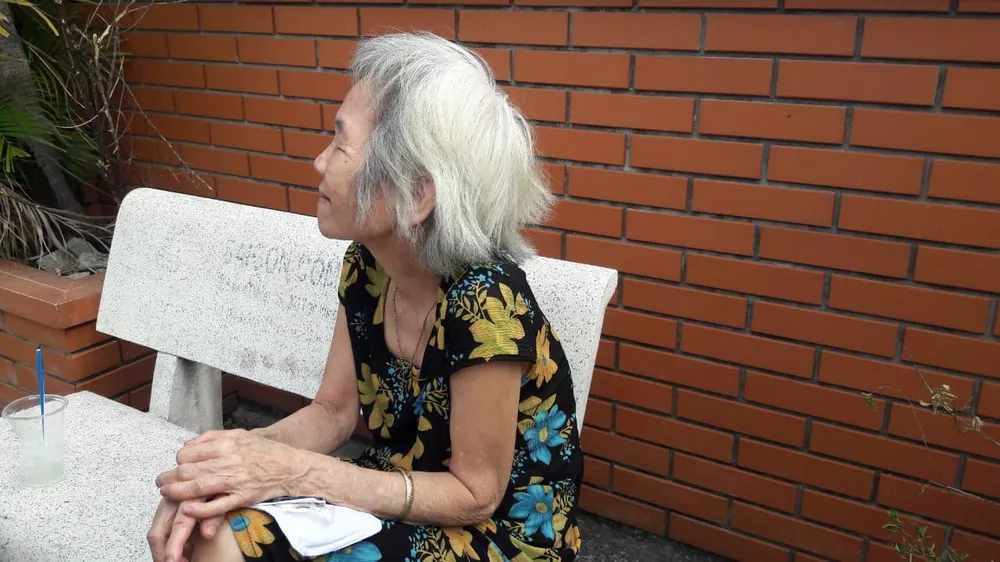 Giải cứu 2 người mắc kẹt trong vụ cháy căn hộ chung cư cũ tại quận 1 ảnh 6