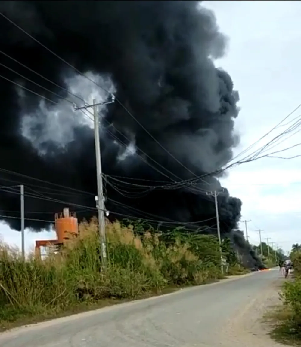 Cháy xưởng làm đồ trang trí Noel ở quận 9, khói đen bốc cao hàng chục mét ảnh 2