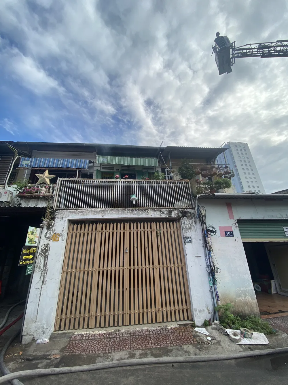 Giải cứu 2 người mắc kẹt trong vụ cháy căn hộ chung cư cũ tại quận 1 ảnh 1