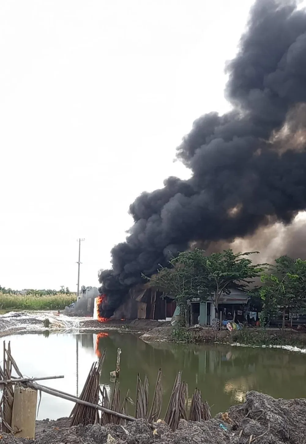 Cháy xưởng làm đồ trang trí Noel ở quận 9, khói đen bốc cao hàng chục mét ảnh 1