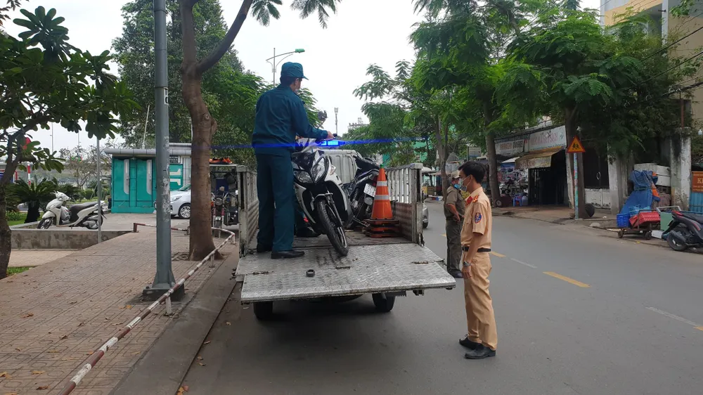 Ô tô "điên" tông 4 xe máy ở quận Bình Thạnh, 2 cô gái bị thương nặng ảnh 4
