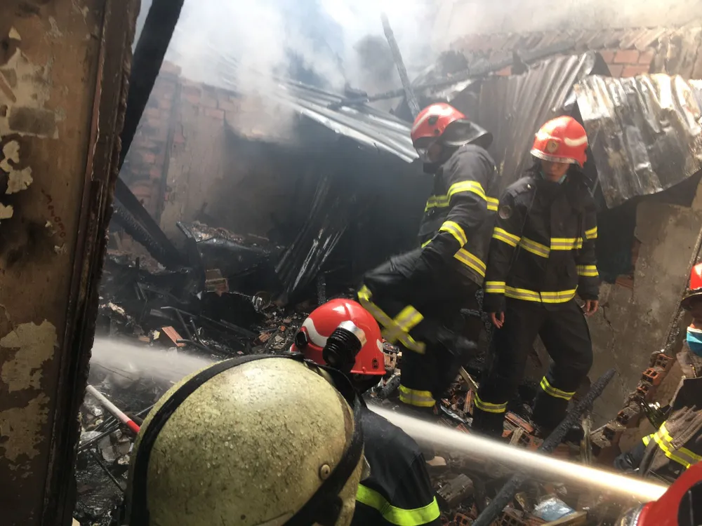 Cháy nhà trong hẻm ở quận 3, nhiều người tháo chạy thoát thân ảnh 2