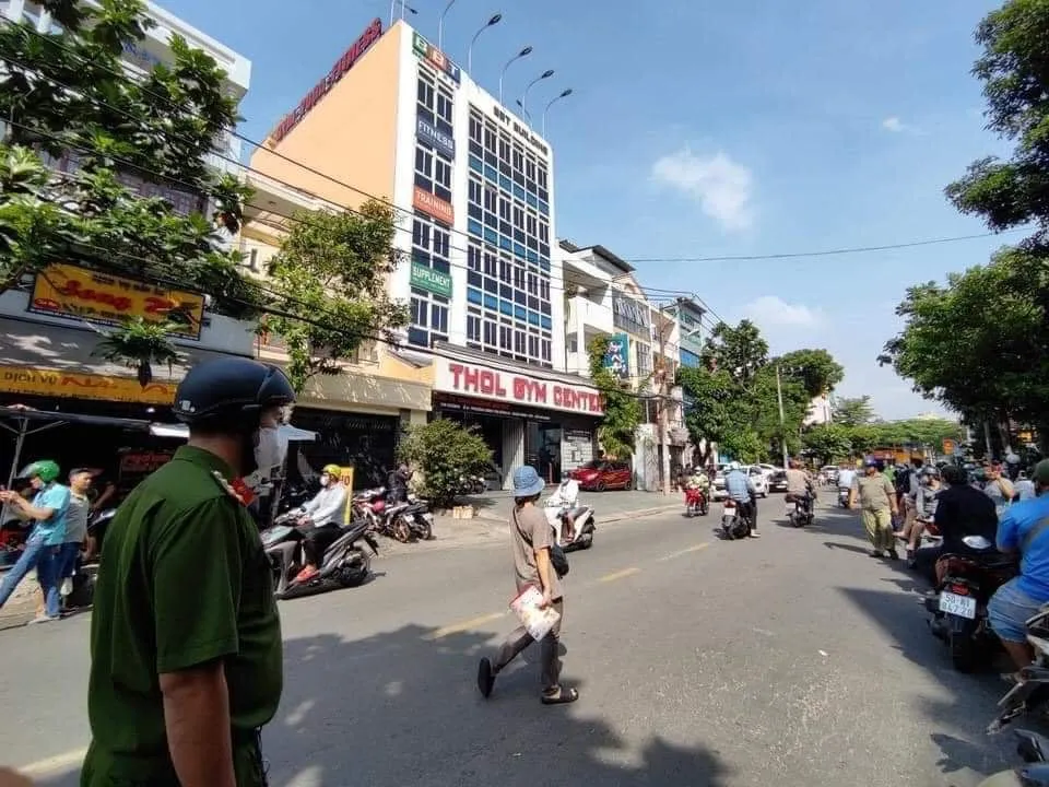 Hàng trăm người tập trung trước nơi làm việc của gymer đã xúc phạm cố nghệ sĩ Chí Tài ảnh 7