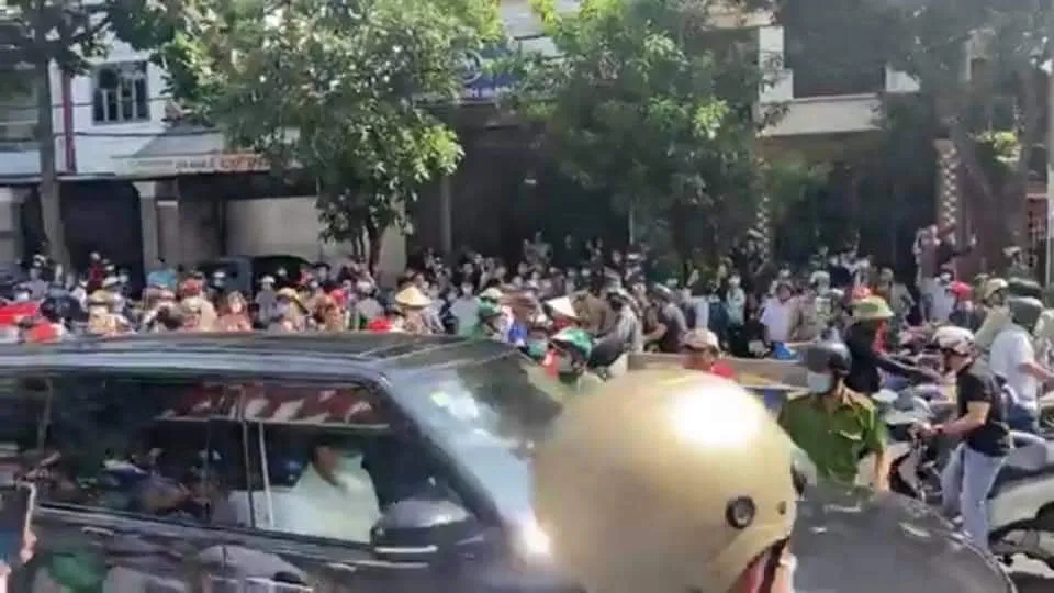 Hàng trăm người tập trung trước nơi làm việc của gymer đã xúc phạm cố nghệ sĩ Chí Tài ảnh 2