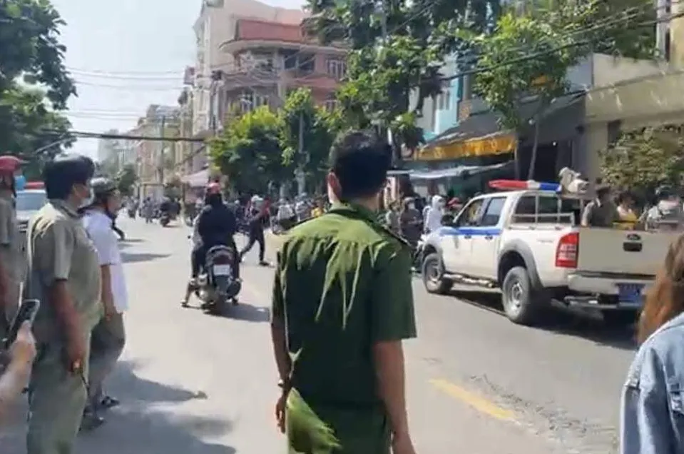 Hàng trăm người tập trung trước nơi làm việc của gymer đã xúc phạm cố nghệ sĩ Chí Tài ảnh 6