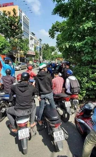 Hàng trăm người tập trung trước nơi làm việc của gymer đã xúc phạm cố nghệ sĩ Chí Tài ảnh 1