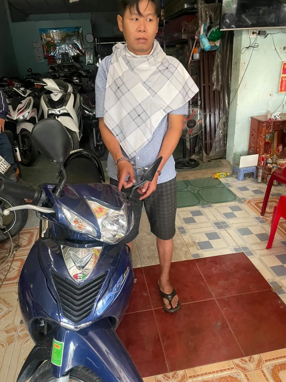 Bắt kẻ chuyên chuốc thuốc mê tài xế xe ôm, cướp tài sản ảnh 1