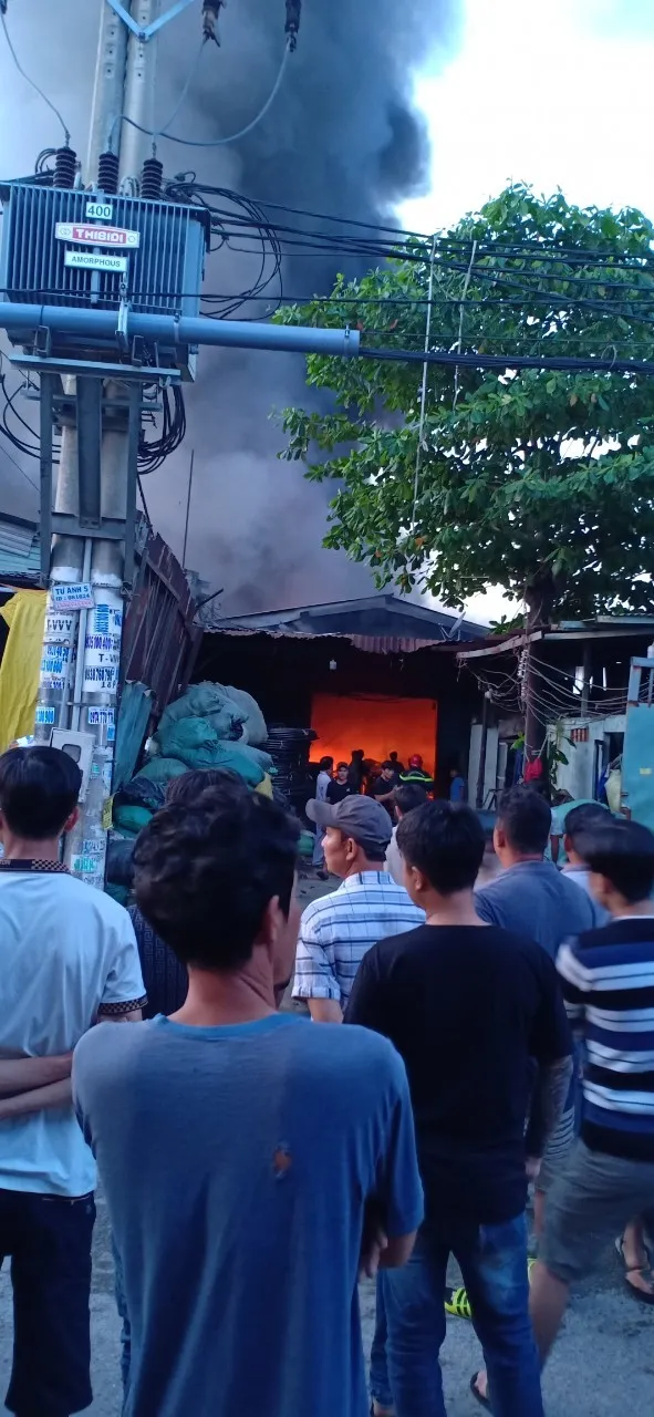 Cháy lớn tại 2 xưởng nhựa ở huyện Bình Chánh, khói đen bốc cao hàng chục mét ảnh 3