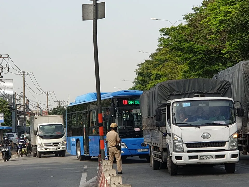 Xe tải tông dải phân cách trên Quốc lộ 1, giao thông ùn ứ nhiều giờ ảnh 8