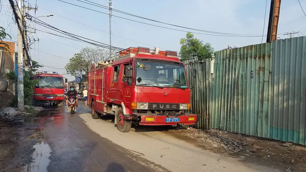 Cháy lớn tại 2 xưởng nhựa ở huyện Bình Chánh, khói đen bốc cao hàng chục mét ảnh 4