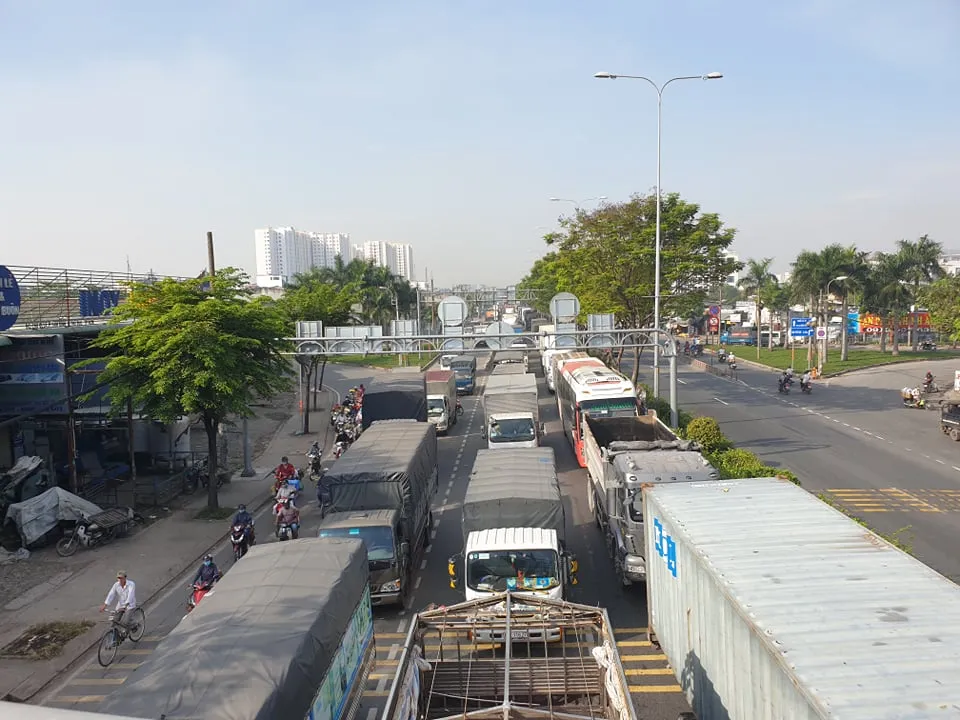 Xe tải tông dải phân cách trên Quốc lộ 1, giao thông ùn ứ nhiều giờ ảnh 6