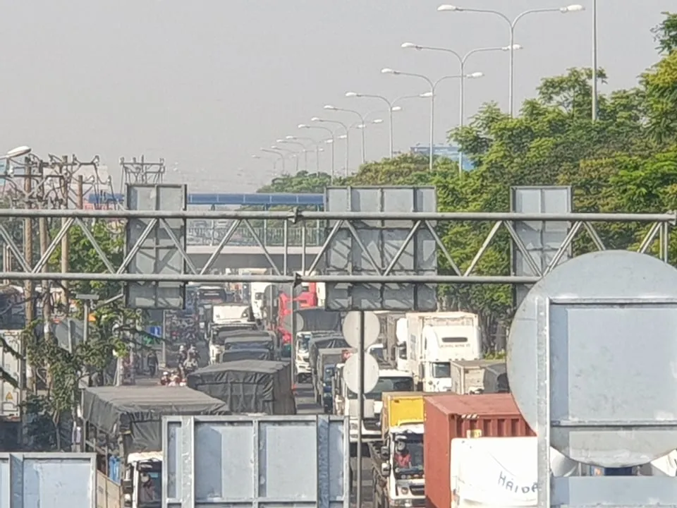 Xe tải tông dải phân cách trên Quốc lộ 1, giao thông ùn ứ nhiều giờ ảnh 5