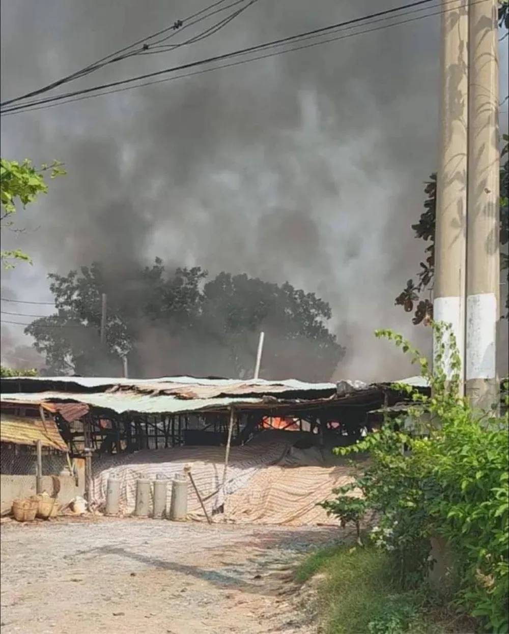 Cháy xưởng gỗ ở quận 9, khói cao hàng chục mét, nhiều người hoảng sợ ảnh 1