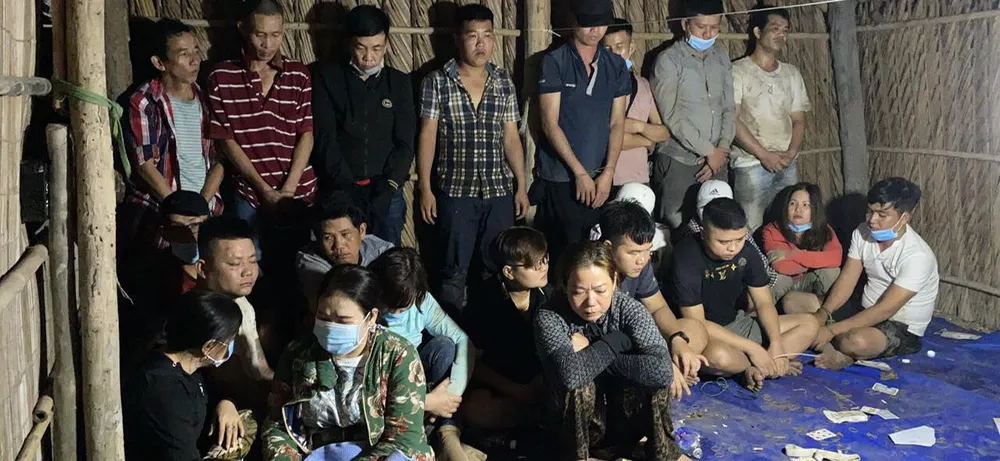 Phá sòng bạc giữa đầm lầy, tạm giữ 21 đối tượng  ảnh 1