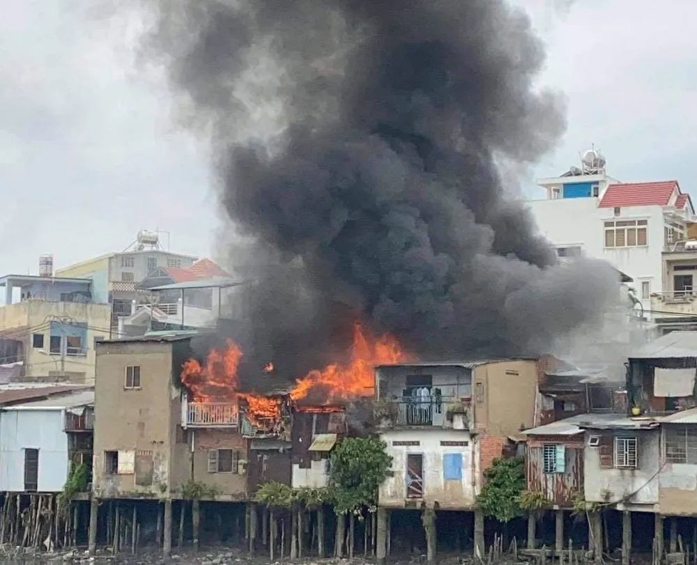 4 căn nhà bị thiêu rụi ngày cuối năm, nhiều người dân hoảng sợ  ảnh 1