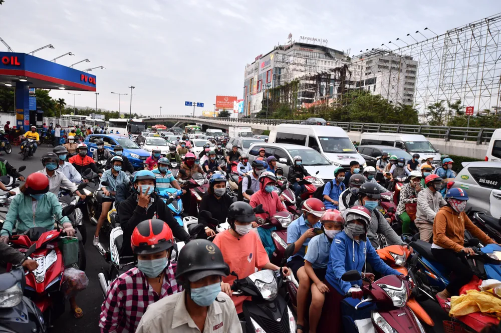 Các phương tiện ùn ứ gần khu vực sân bay Tân Sơn Nhất. Ảnh: CHÍ THẠCH 