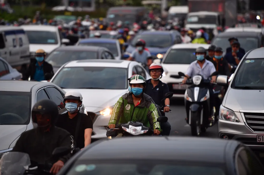 Nhiều tuyến đường ở TPHCM kẹt cứng ngày cuối năm ảnh 2
