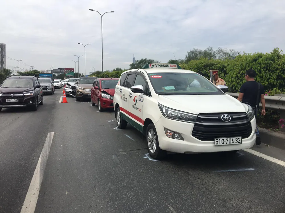 Tai nạn liên hoàn trên cao tốc TPHCM - Long Thành - Dầu Giây  ảnh 2