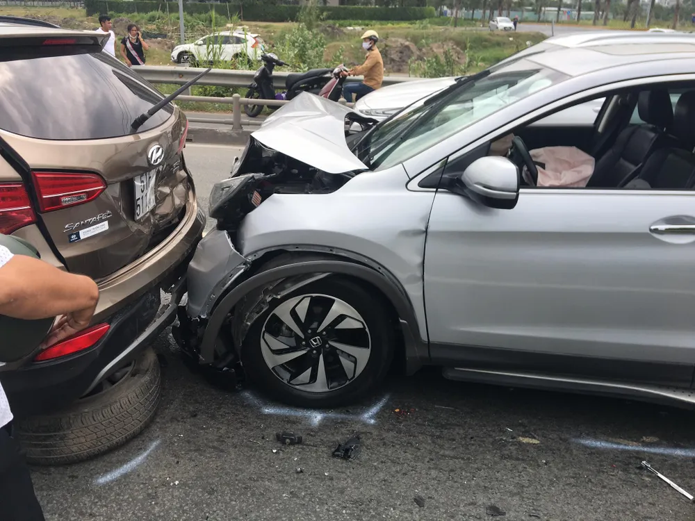 Tai nạn liên hoàn trên cao tốc TPHCM - Long Thành - Dầu Giây  ảnh 1