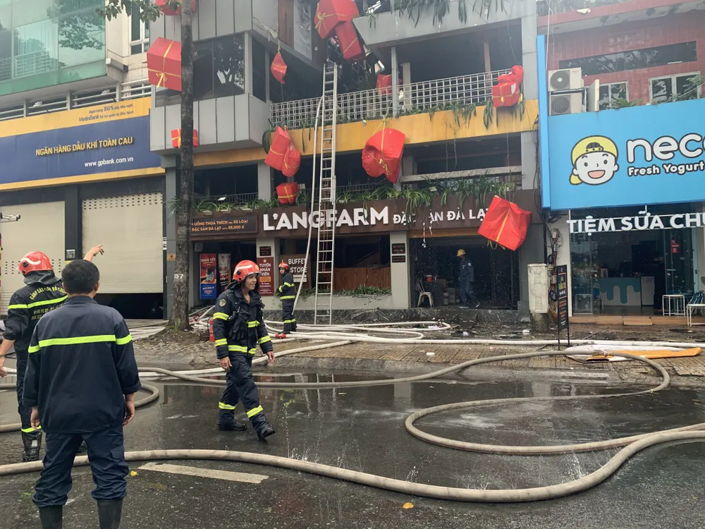 Cháy cửa hàng đặc sản Đà Lạt ở quận 5, nhiều tài sản bị thiêu rụi ảnh 11