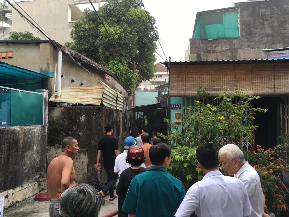Cháy nhà trong hẻm ở quận 9, nhiều người hoảng sợ ảnh 3