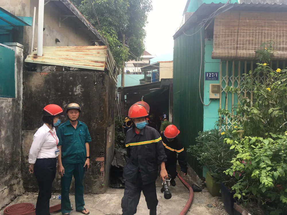 Cháy nhà trong hẻm ở quận 9, nhiều người hoảng sợ ảnh 1