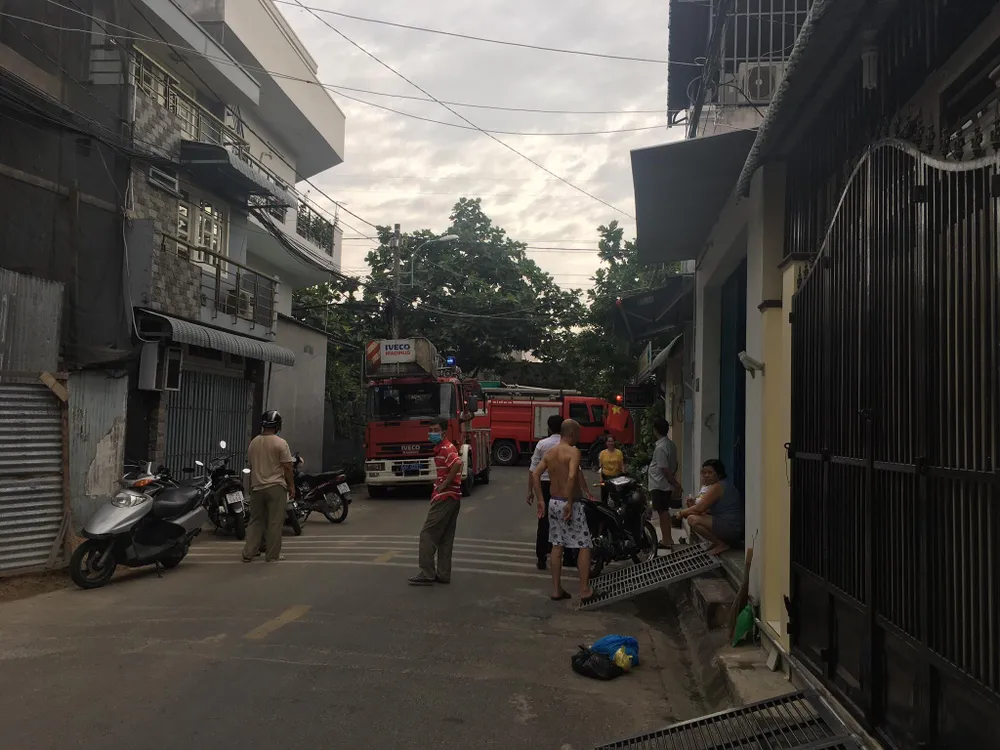 Cháy nhà trong hẻm ở quận 9, nhiều người hoảng sợ ảnh 2