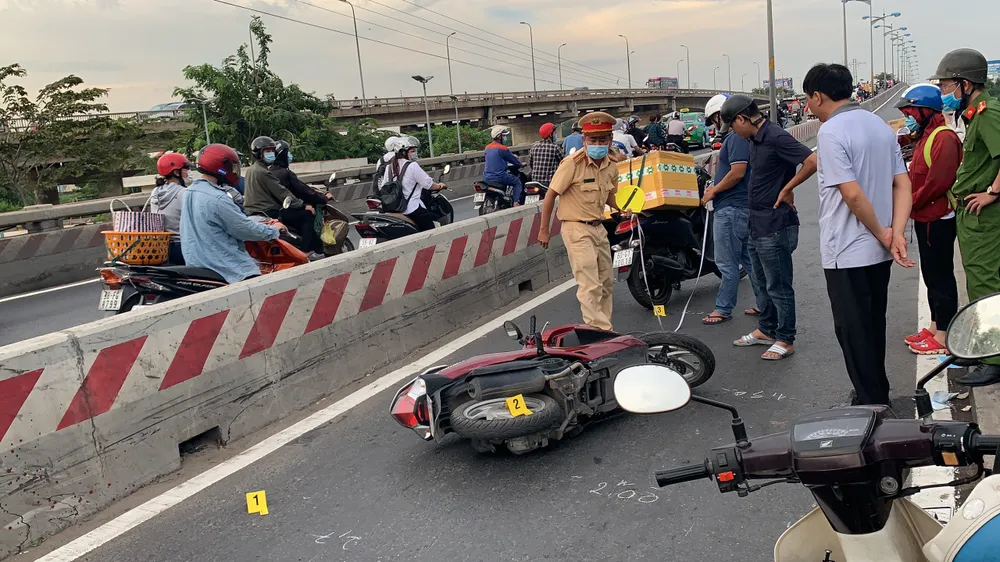 Giao thông qua cầu Bình Triệu 1 ùn ứ kéo dài do va chạm giữa 2 xe máy ảnh 1
