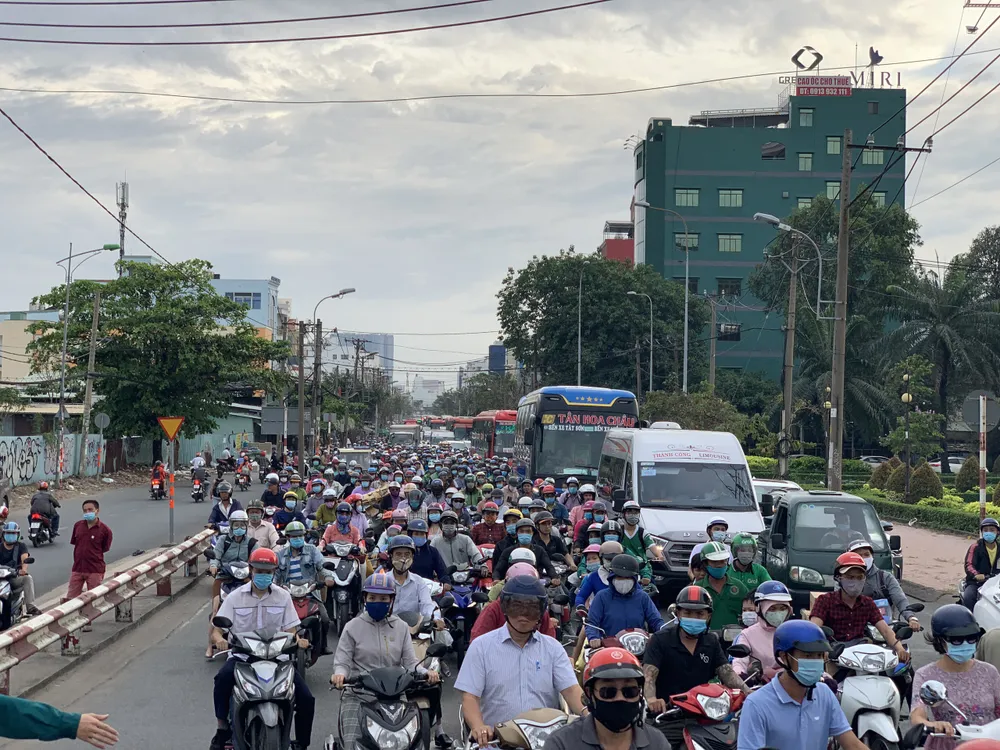 Giao thông qua cầu Bình Triệu 1 ùn ứ kéo dài do va chạm giữa 2 xe máy ảnh 3