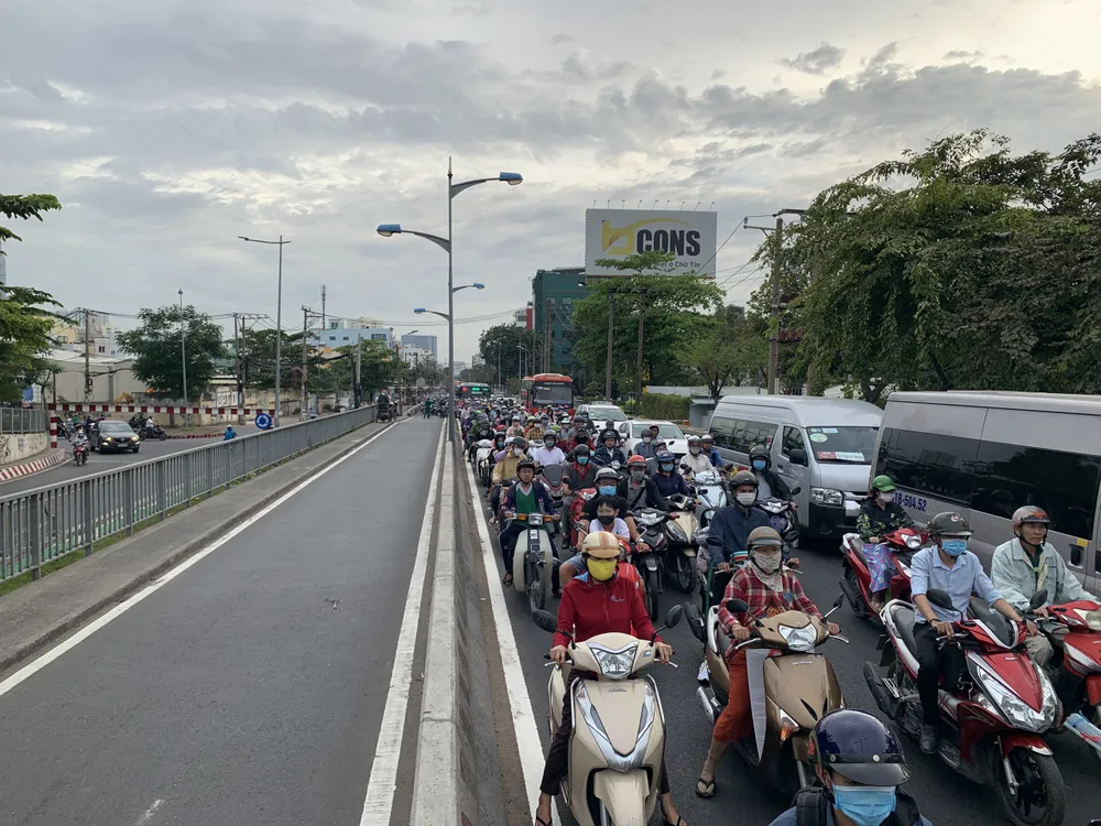 Giao thông qua cầu Bình Triệu 1 ùn ứ kéo dài do va chạm giữa 2 xe máy ảnh 4