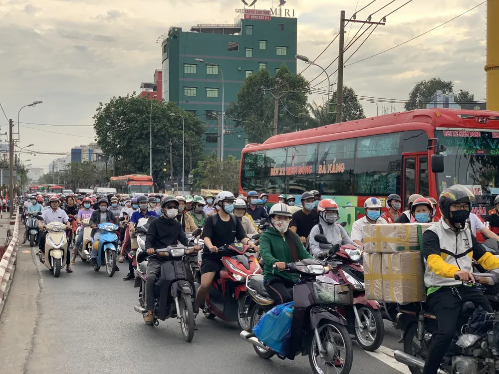 Giao thông qua cầu Bình Triệu 1 ùn ứ kéo dài do va chạm giữa 2 xe máy ảnh 5